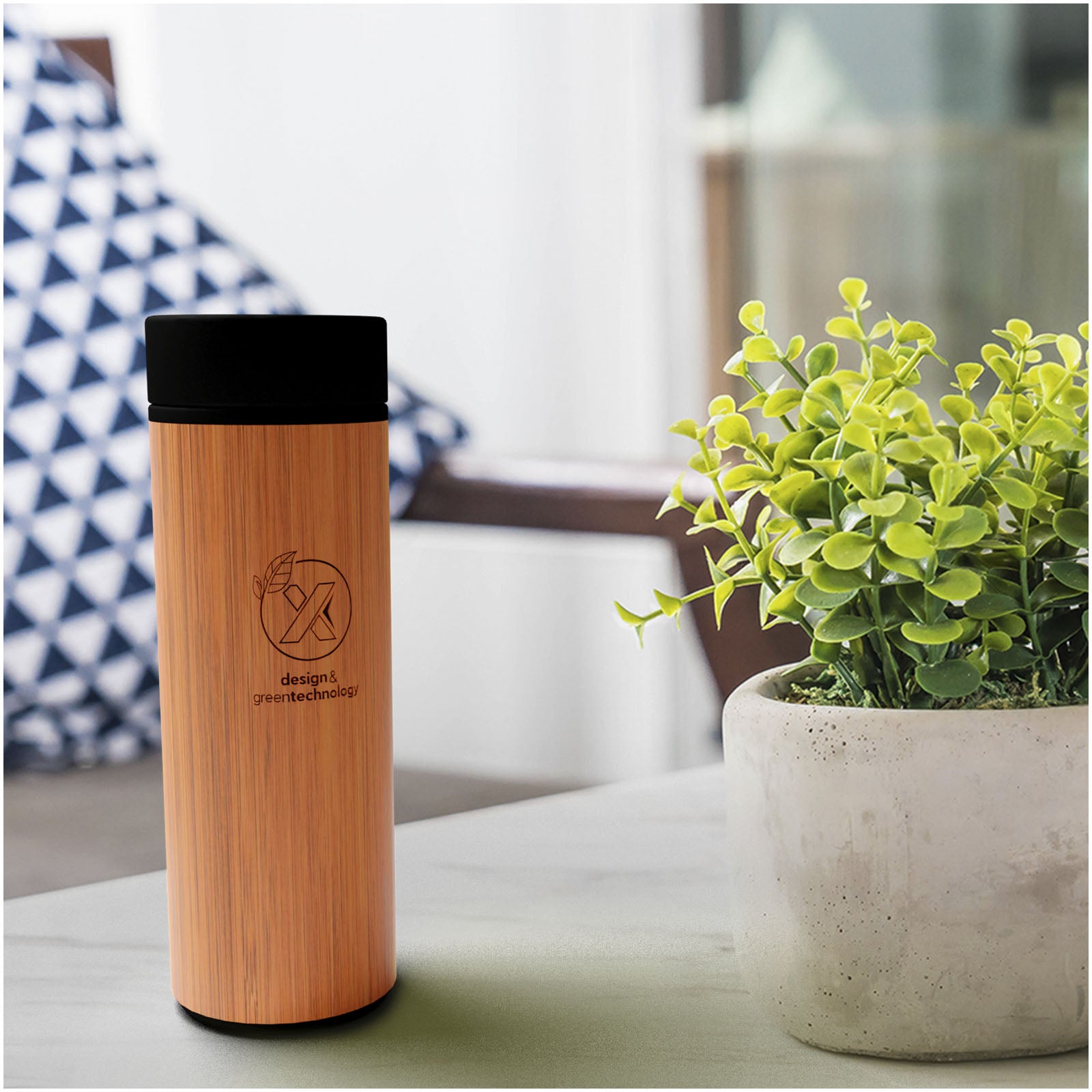SCX.design D11 500 ml Smart Flasche  aus Bambus mit Leuchtlogo