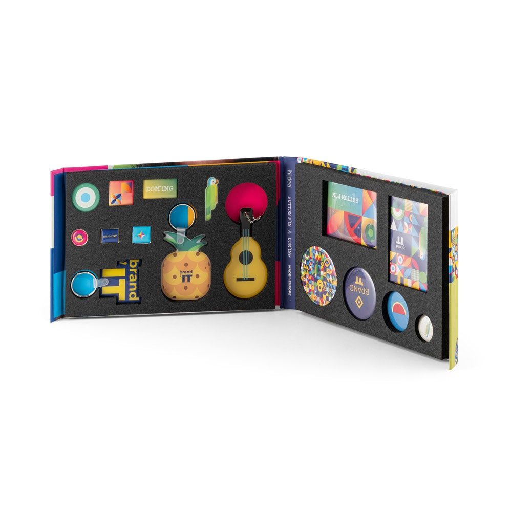 PIN & DOMING SHOWCASE. Mustermappe 2 in 1 Pin und Doming – zusätzliche Ansicht