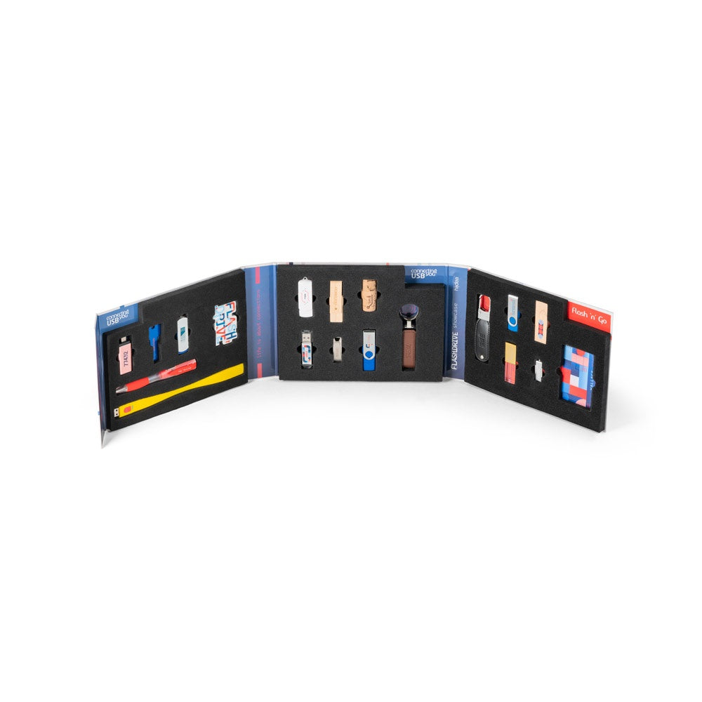 FLASH DRIVE SHOWCASE. Muster-Set bedruckte USB-Sticks – zusätzliche Ansicht