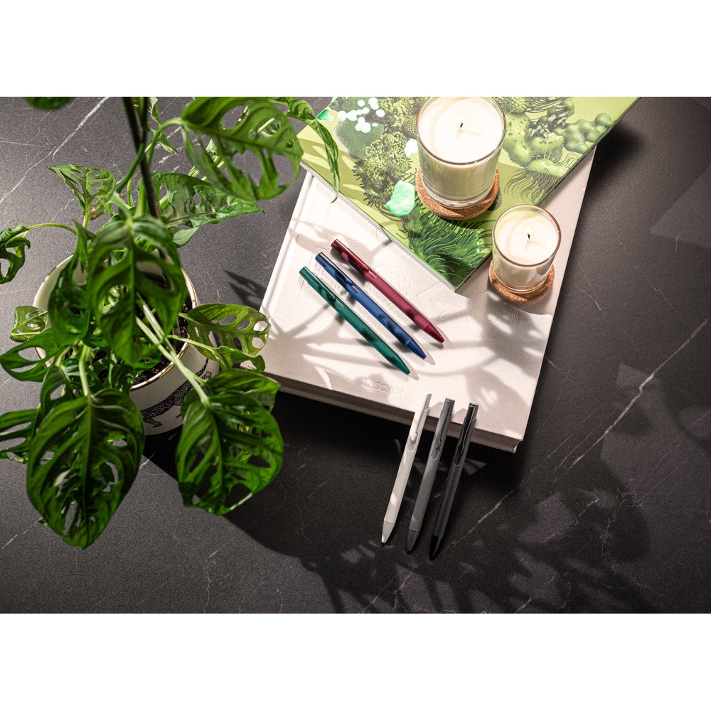 CLINT. Blauschreibender Kugelschreiber aus recyceltem Aluminium (100% rAL) mit Gummibeschichtung – zusätzliche Ansicht
