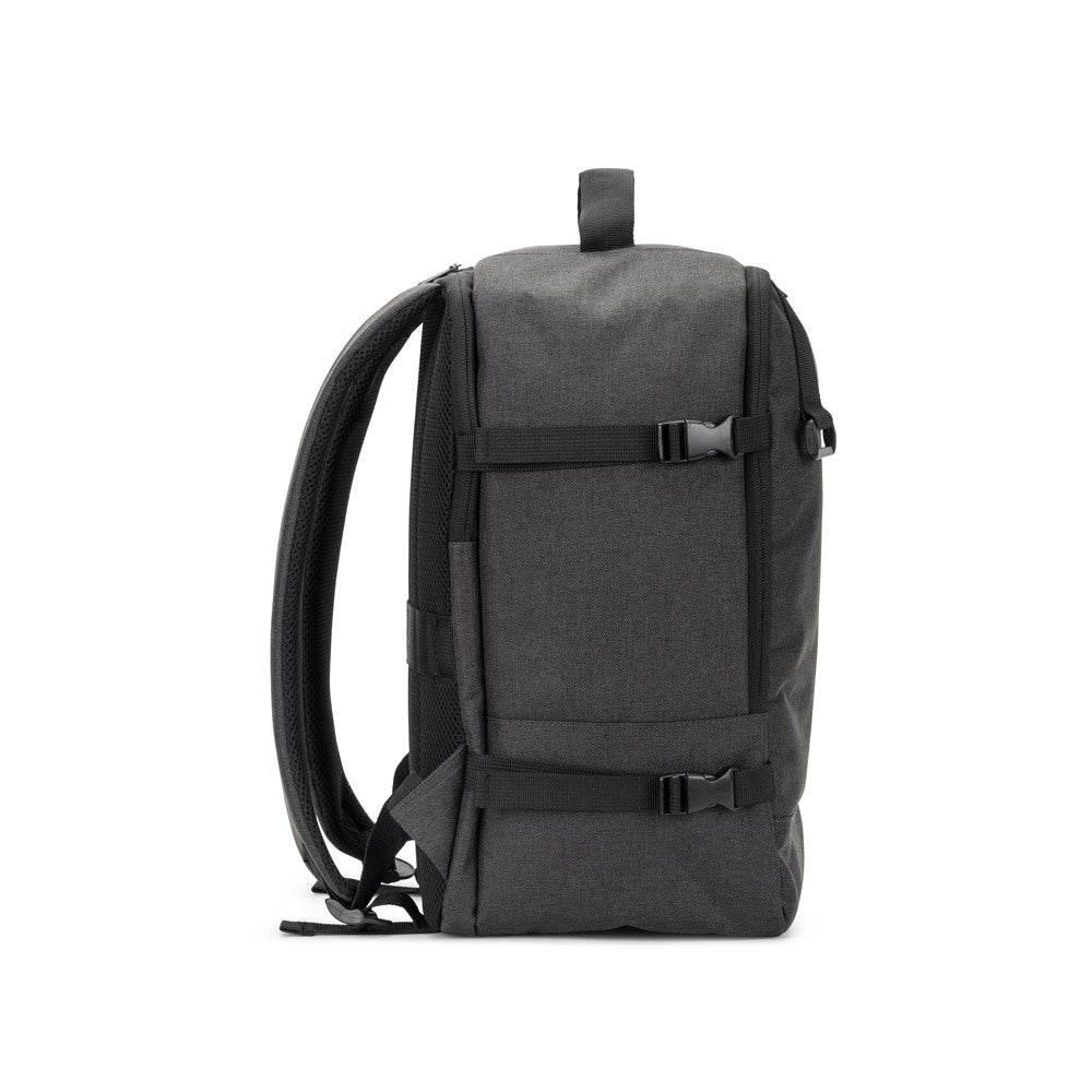 CIES. Rucksack, entwickelt um die von den Fluggesellschaften geforderten Massvorgaben zu erfüllen, aus hochdichtem, recyceltem 600D-Polyester – zusätzliche Ansicht