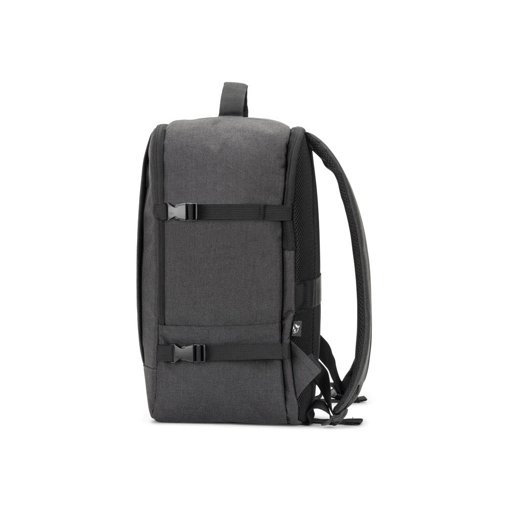 CIES. Rucksack, entwickelt um die von den Fluggesellschaften geforderten Massvorgaben zu erfüllen, aus hochdichtem, recyceltem 600D-Polyester – zusätzliche Ansicht