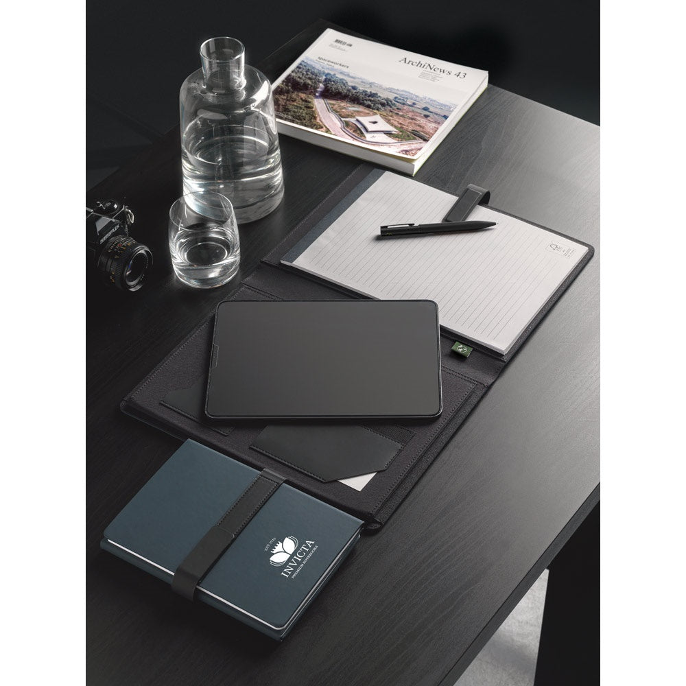 SANDERSON FOLDER. A4-Ordner aus PU (50% recycelt) mit Magnetverschluss und Notizblock mit linierten Seiten – zusätzliche Ansicht