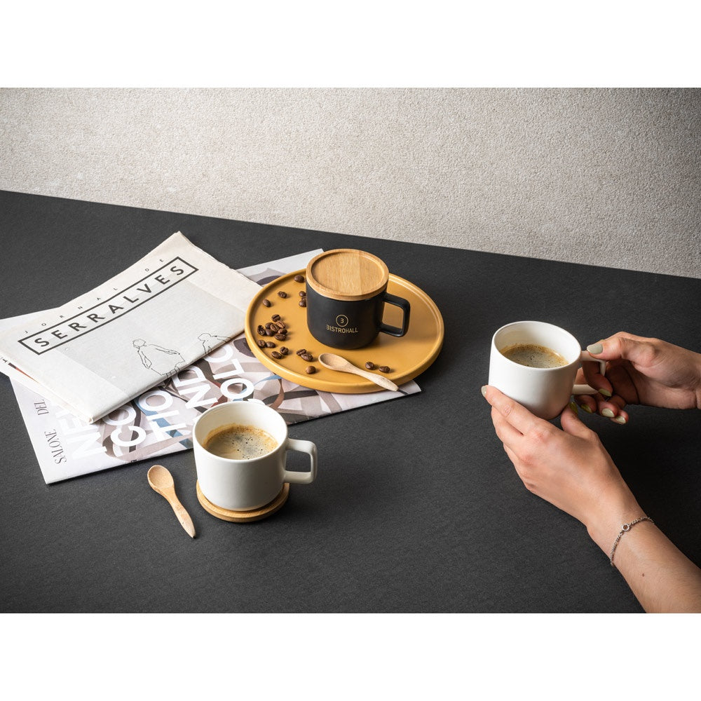FANGIO. Tasse aus Keramik 220ml mit Deckel aus Bambus, der als Untersetzer dient – zusätzliche Ansicht