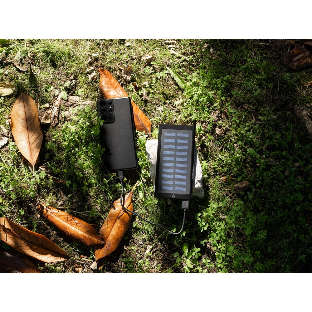 CLERK. 8'000 mAh Powerbank mit Solarpanel aus 100% recyceltem Aluminium – zusätzliche Ansicht