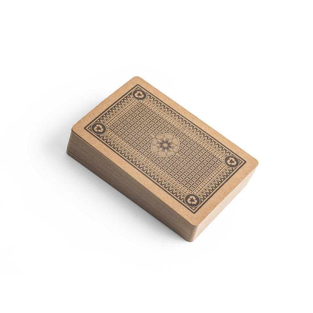 FISCHER. Ein Kartenspiel mit 54 klassischen Karten, aus Kraftpapier die aus FSC™-zertifiziertem Material und anderen kontrollierten Materialien besteht – zusätzliche Ansicht