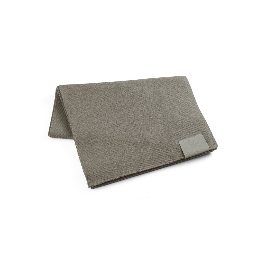 SERENITY. Schal aus recyceltem Polyester (100 % rPET) mit Aufnäher zur individuellen Veredelung – zusätzliche Ansicht