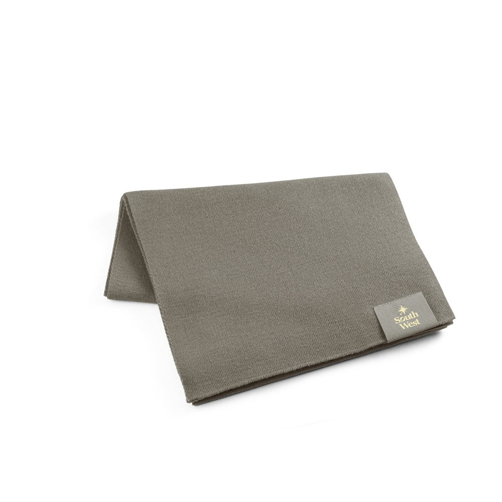 SERENITY. Schal aus recyceltem Polyester (100 % rPET) mit Aufnäher zur individuellen Veredelung