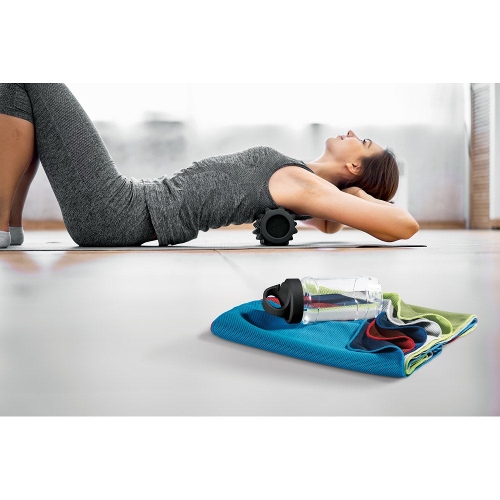 ARTX PLUS. Sporthandtuch aus Polyamid und Polyester mit Flasche (440 mL) aus PP und PET und einem integrierten Karabinerhaken am Deckel – zusätzliche Ansicht
