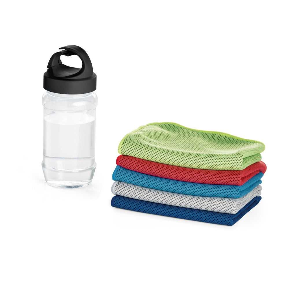 ARTX PLUS. Sporthandtuch aus Polyamid und Polyester mit Flasche (440 mL) aus PP und PET und einem integrierten Karabinerhaken am Deckel – zusätzliche Ansicht
