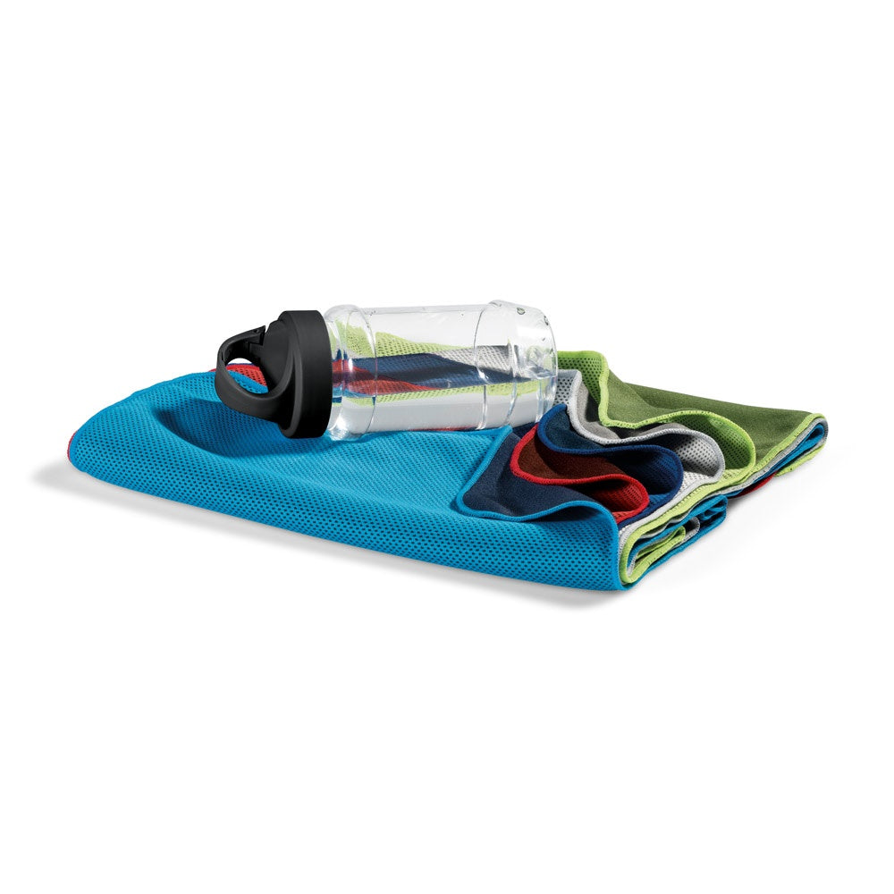 ARTX PLUS. Sporthandtuch aus Polyamid und Polyester mit Flasche (440 mL) aus PP und PET und einem integrierten Karabinerhaken am Deckel – zusätzliche Ansicht