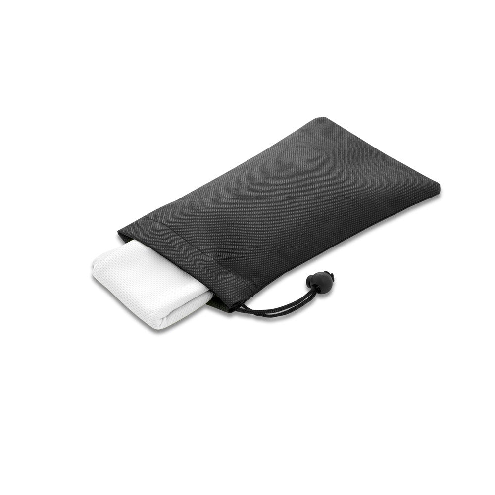BERNAL. Sporthandtuch aus recyceltem Polyester (100% rPET) dient zur Erfrischung mit Vliesstoffbeutel