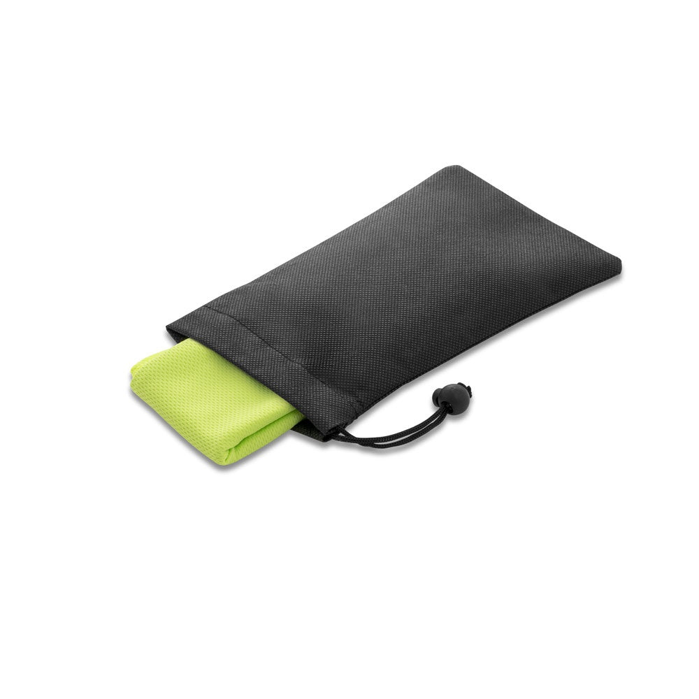 BERNAL. Sporthandtuch aus recyceltem Polyester (100% rPET) dient zur Erfrischung mit Vliesstoffbeutel
