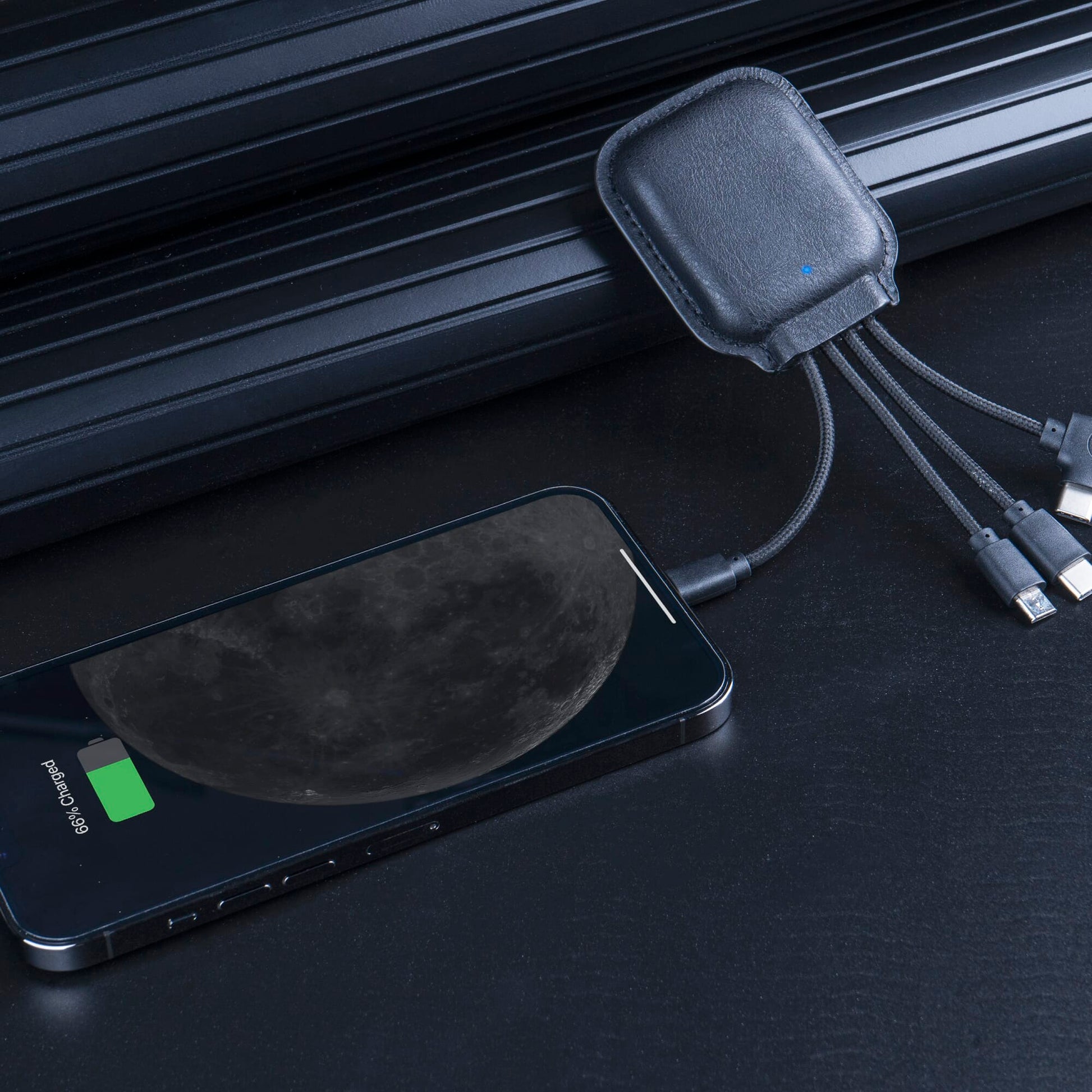 4001 | Xoopar Iné Gamma NFC Powerbank with Charging cables 3000mAh