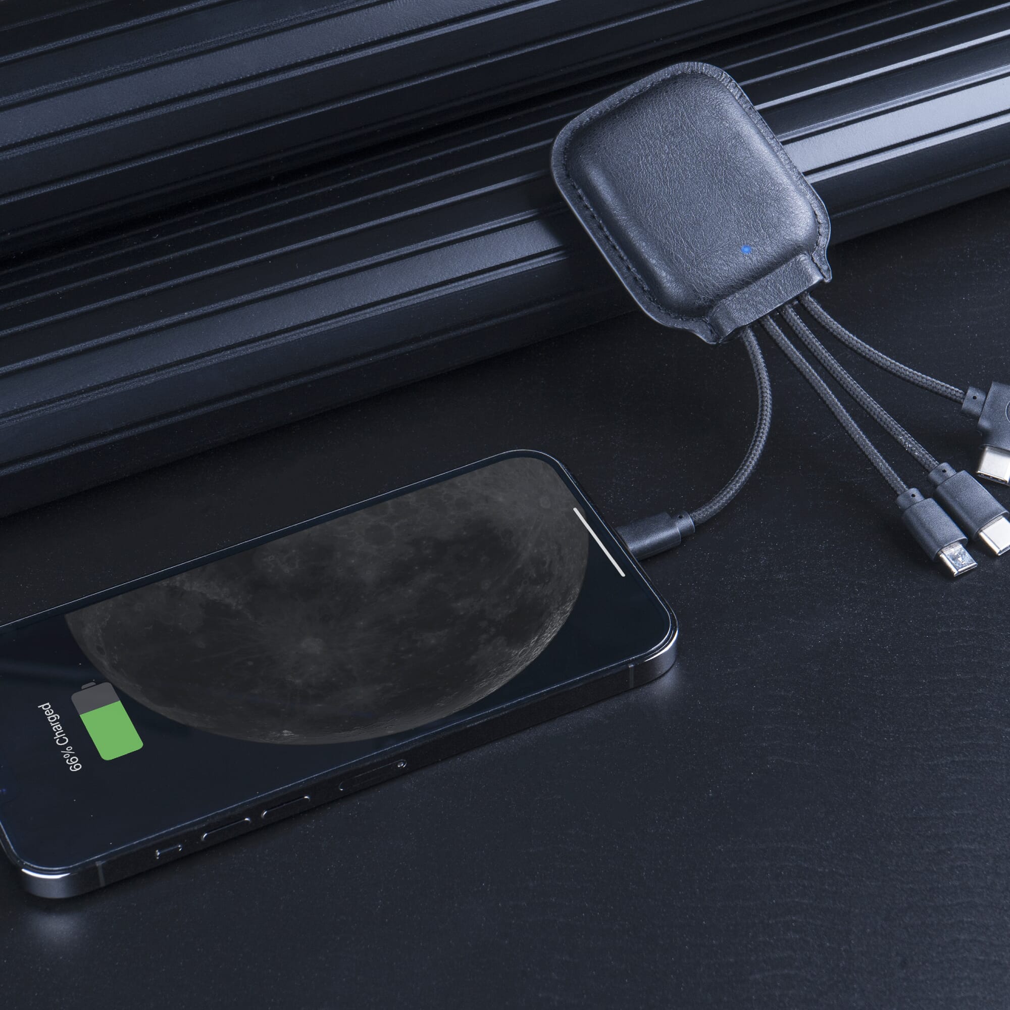 4001 | Xoopar Iné Gamma NFC Powerbank with Charging cables 3000mAh