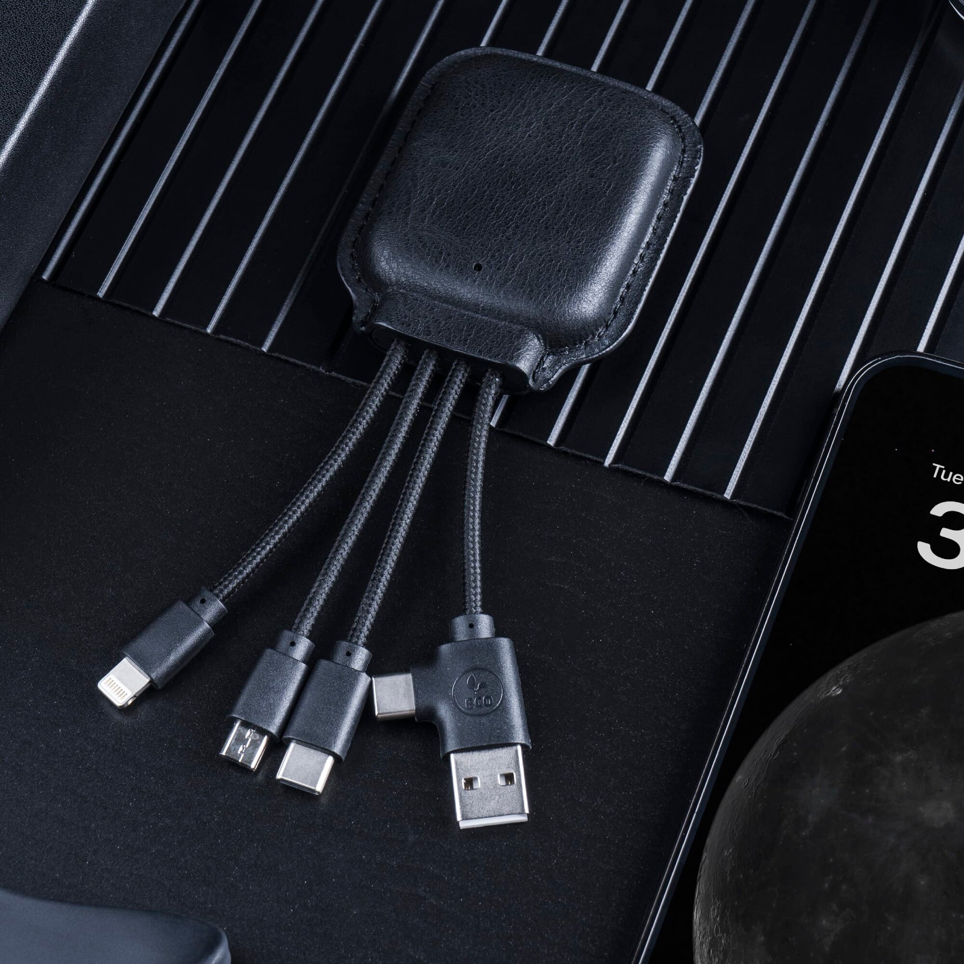 4001 | Xoopar Iné Gamma NFC Powerbank with Charging cables 3000mAh