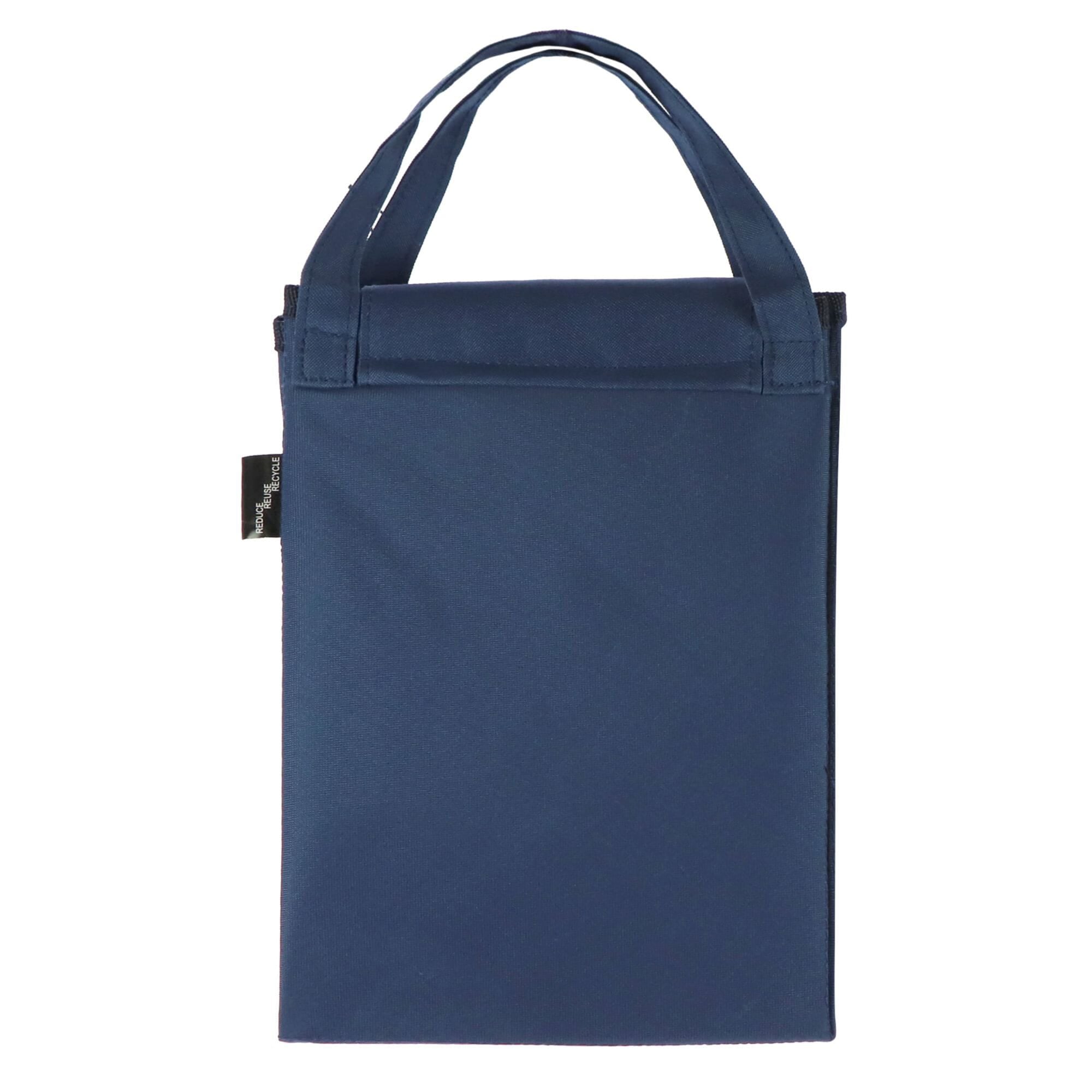 Gefaltete Kühltasche und Picknickmatte