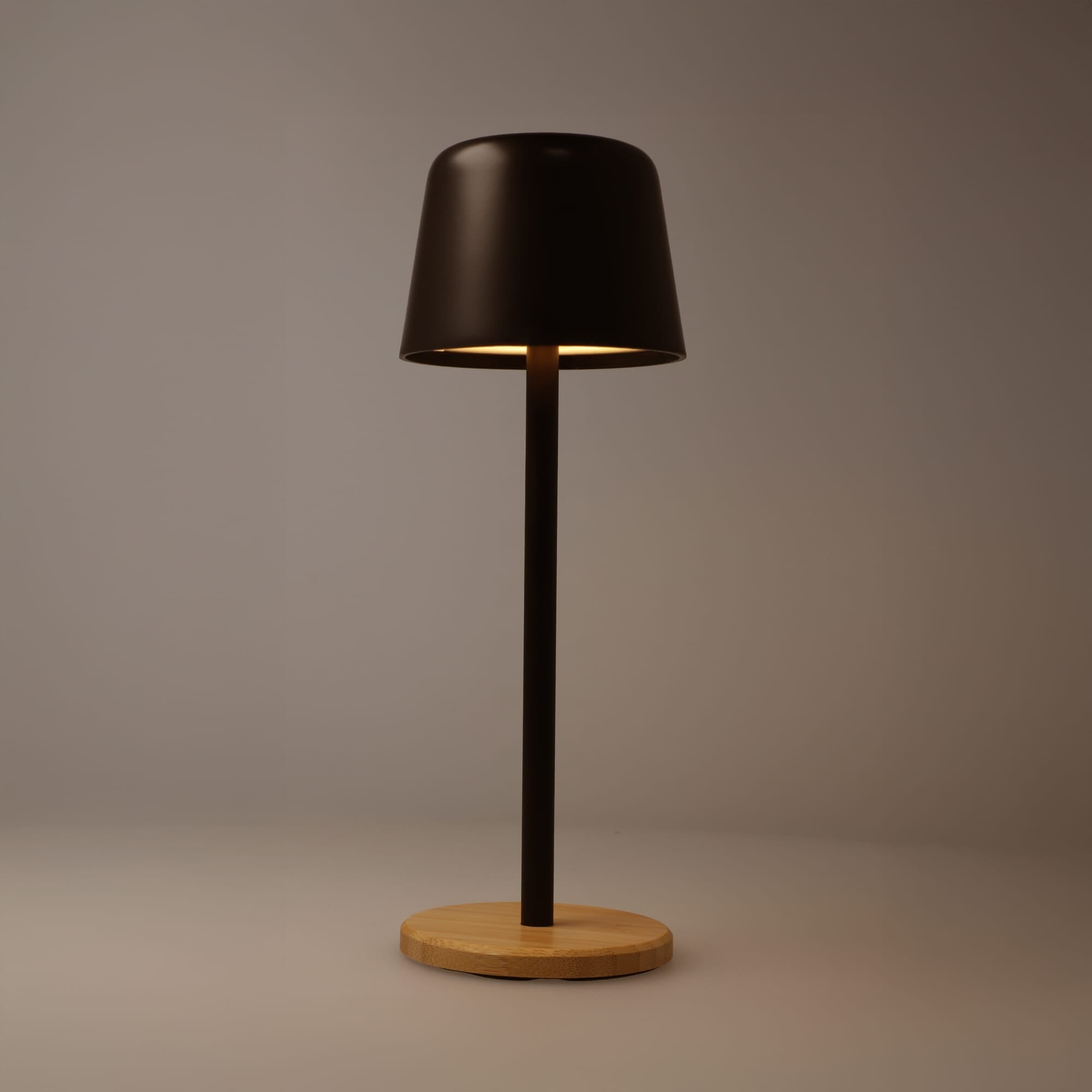 Solis Dimmbare Tischlampe mit Bambusfuß