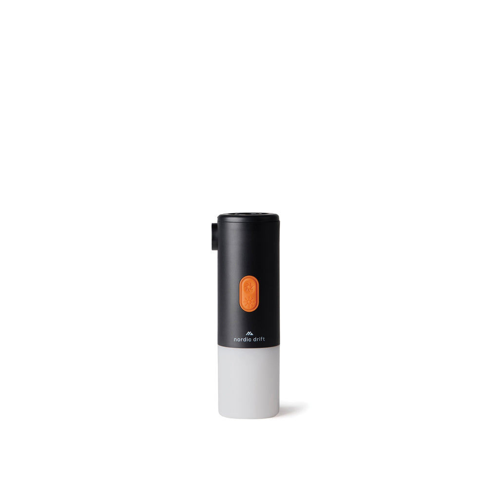Nordic Drift Titan 2-in-1-Luftpumpe und Campinglampe – Ansicht 1