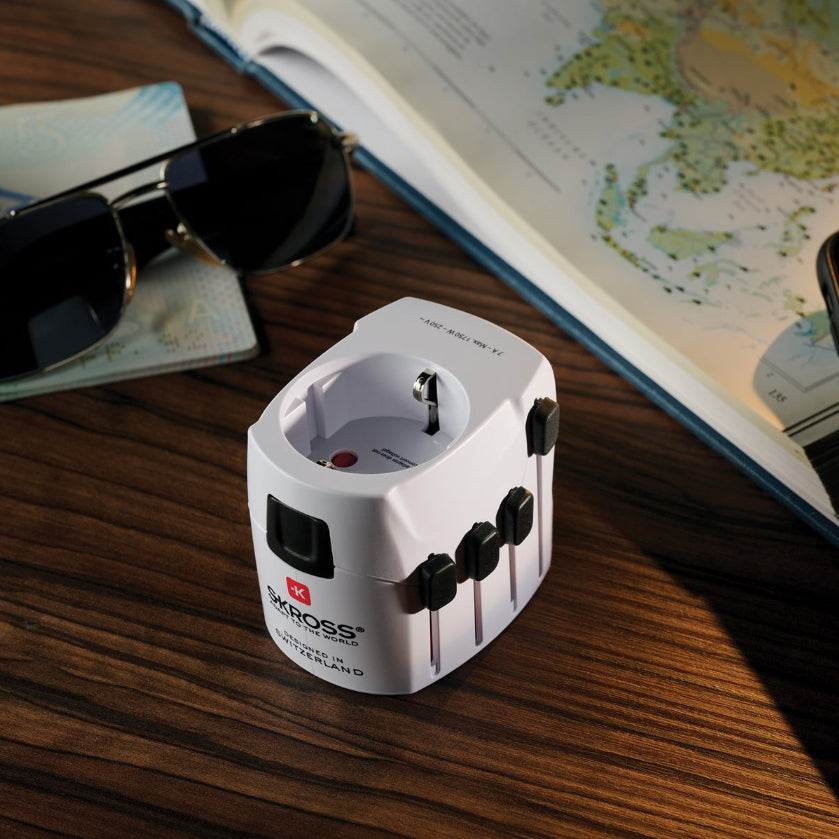 Reiseadapter mit Logo
