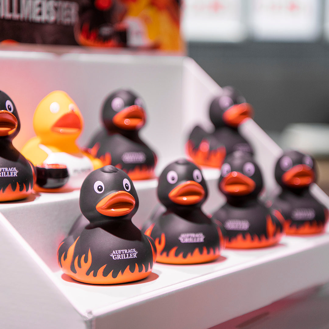 Quietsche-Ente Flammen mit Slogan Auftragsgriller – Detailansicht 2