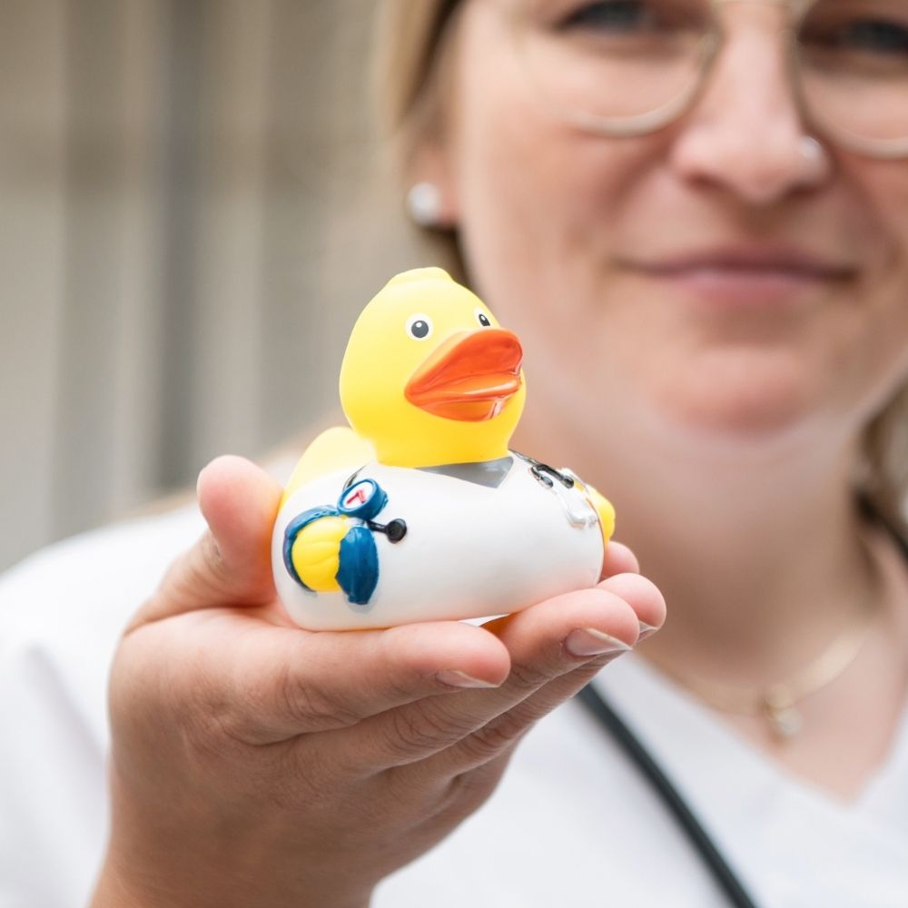 Quietsche-Ente Pflegekraft – Detailansicht 2