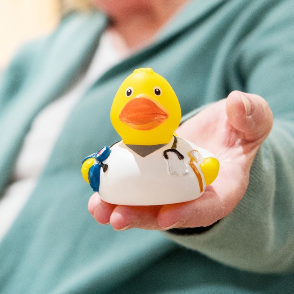 Quietsche-Ente Pflegekraft – Detailansicht 3